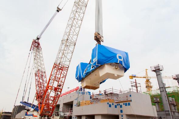 馬鋼節能減排綜合利用發電工程發電機吊裝就位