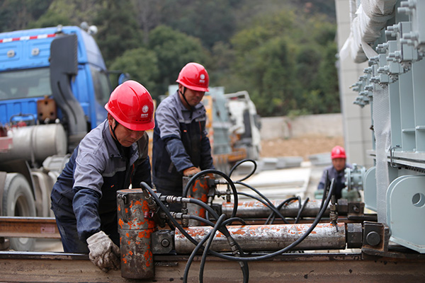 國網(wǎng)寧??h供電公司110千伏益豐輸變電工程主變壓器順利卸載就位