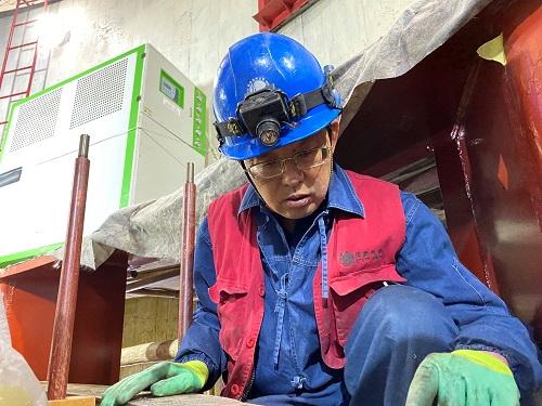 積石如玉 譽美甲子——記國網甘肅劉家峽水電廠電機檢修工楊蔚武