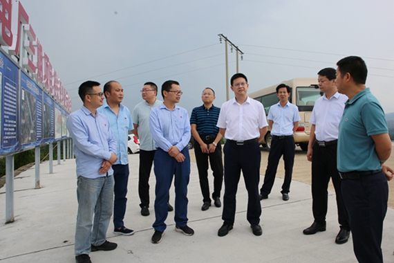 大唐石門縣委書記郭碧勛到新關鎮廠址進行現場踏勘