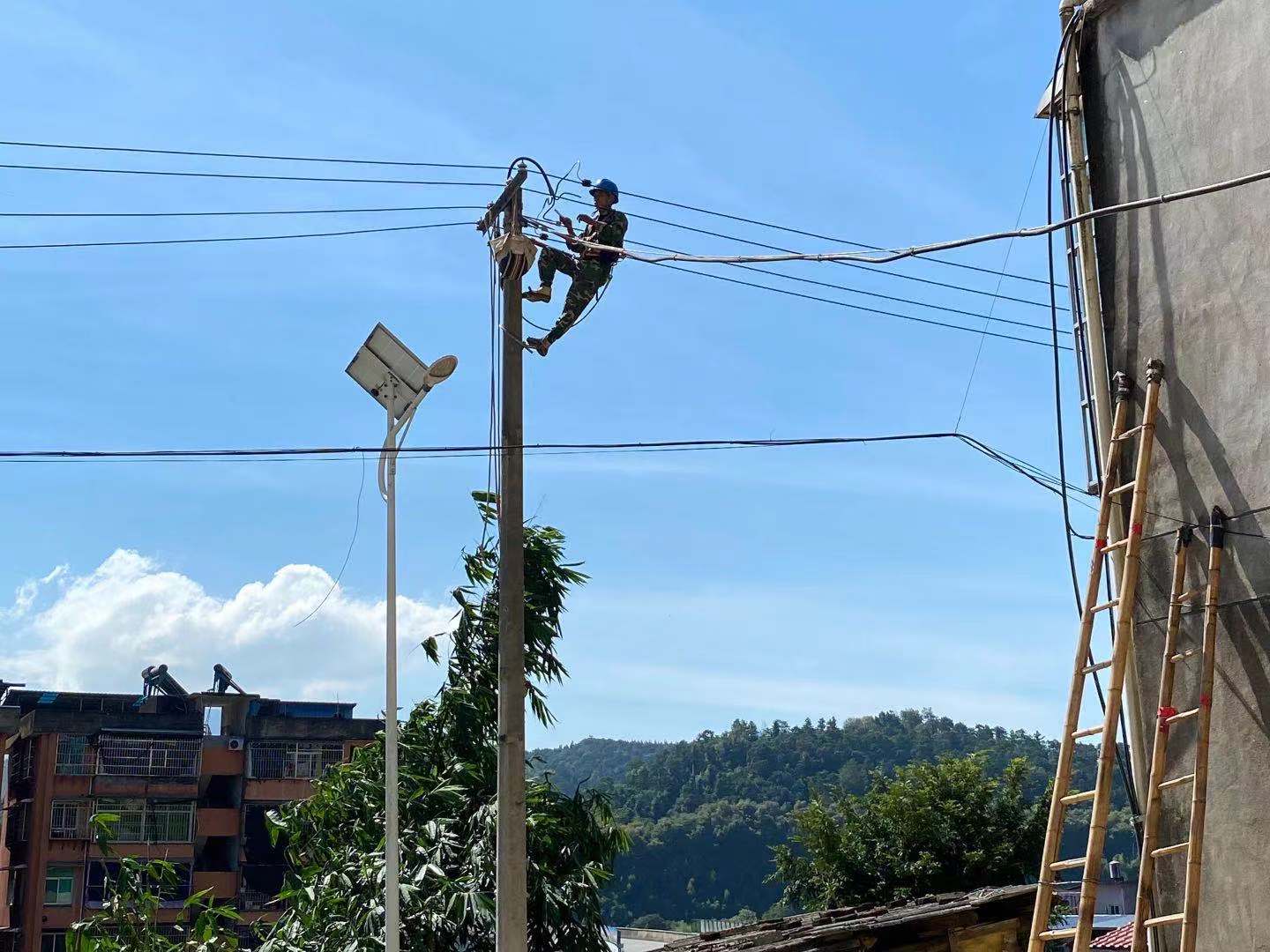 國網福建延平區供電公司： 迎高溫戰酷暑 “汗”衛群眾清涼