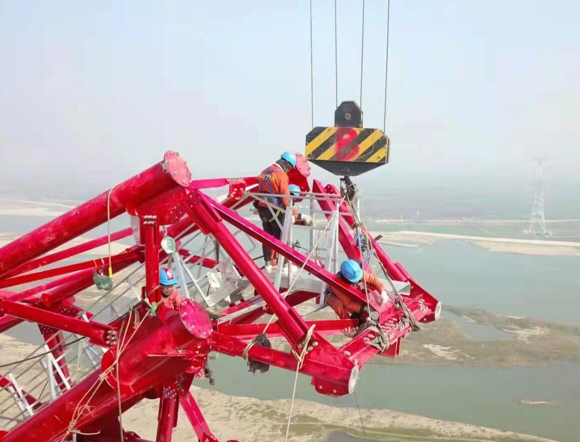 白鶴灘~江蘇±800千伏特高壓直流輸電線路工程鄂7標(biāo)段漢江跨越塔組立完成