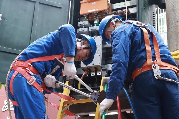 國網南充市高坪供電公司:元旦佳節 堅守崗位保供電