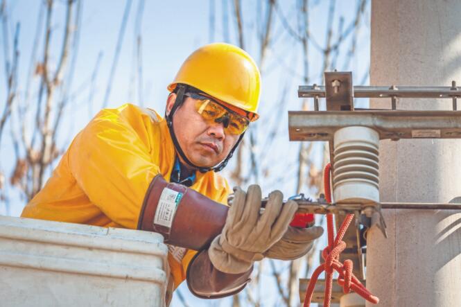 高永強:帶電作業(yè)的技術(shù)專家