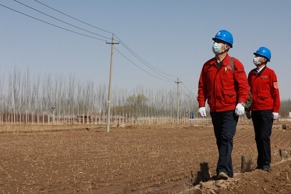 烏海市千里山供電分公司:保電巡線備耕忙,不誤農時不負春