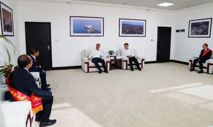 雷鳴山、韓君勉勵三峽集團先進典型代表再立新功