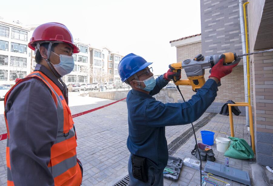 內蒙古阿拉善供電公司:助力“綠牌”車主 充電樁馬上辦