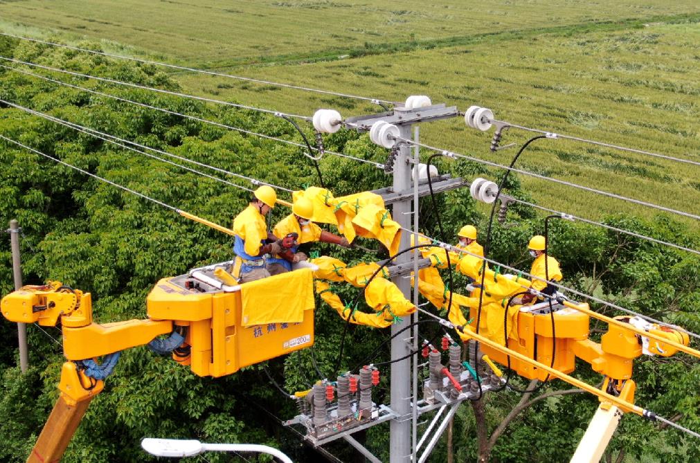 國網余姚市供電公司帶電安裝智能開關助力鄉村振興建設