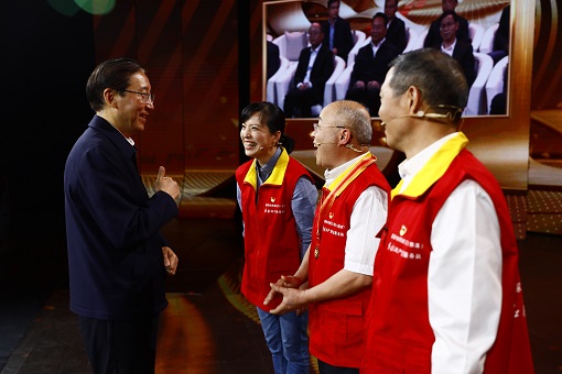 辛保安會見“時代楷?！卞X海軍同志