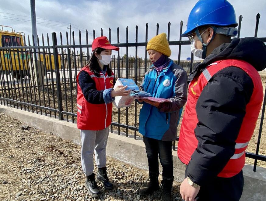 喜迎二十大 青春在行動:錫林郭勒超高壓供電公司輸電處開展護線宣傳志愿服務活動