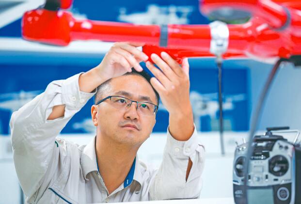 以技術創新破解輸電線路運檢難題——記全國五一勞動獎章獲得者何冰