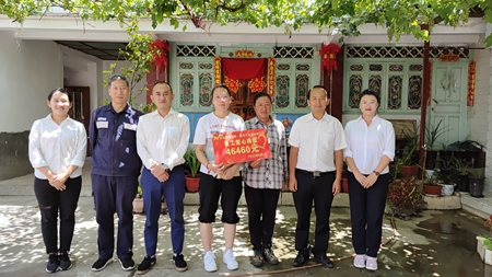 臨滄鳳慶供電局慰問受傷員工家屬 關懷溫暖人心