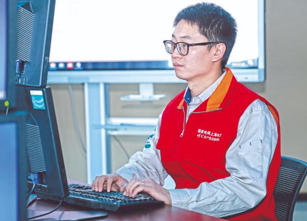 王彬彬: 悉心守護“云上”電網