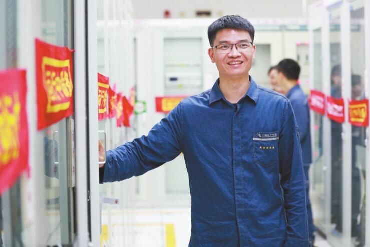 扎根一線的繼?！搬t生”——記廣東電網公司肇慶供電局變電管理所繼保自動化一班副班長雷宇