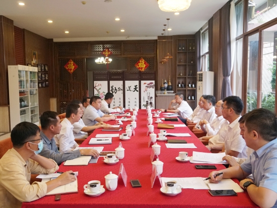 中國(guó)電建黨委常委、副總經(jīng)理徐鵬程與海南萬寧市委書記蓋文啟、市長(zhǎng)王三防座談