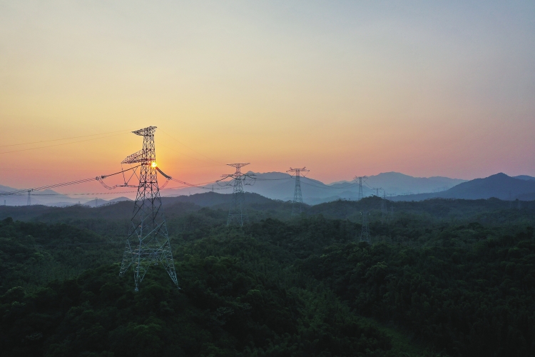 “特高壓±800千伏混合多端柔性直流輸電關鍵技術”通過鑒定