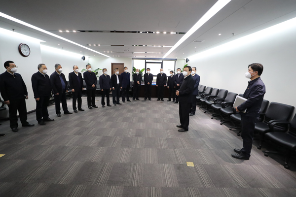 張玉卓到中國國新調研  看望慰問中央企業專職外部董事和企業一線干部職工