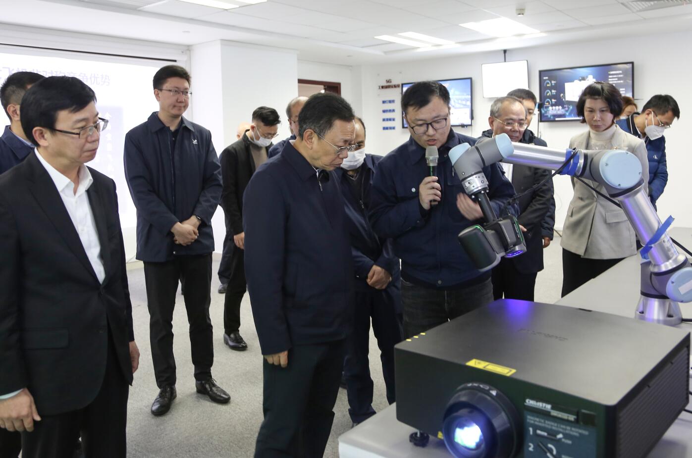 袁野赴部分中央企業開展穩增長工作調研