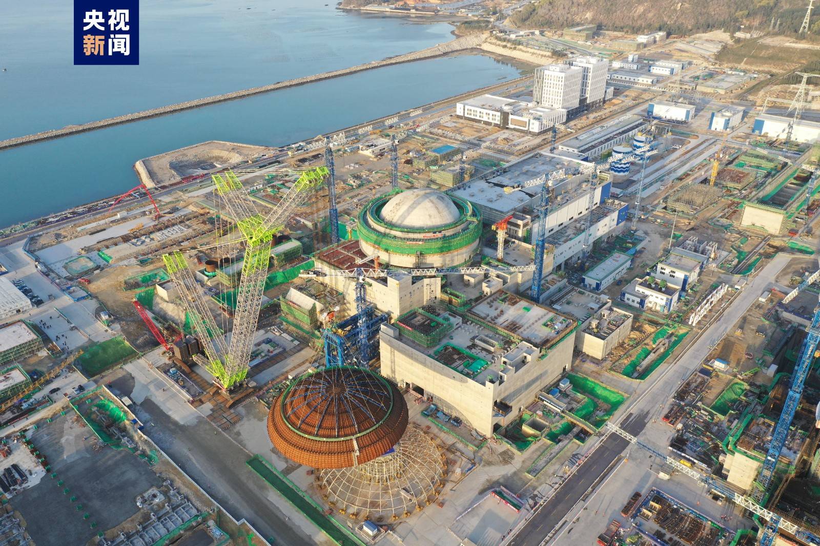 “華龍一號”批量化首堆漳州核電1號機組外穹頂吊裝成功