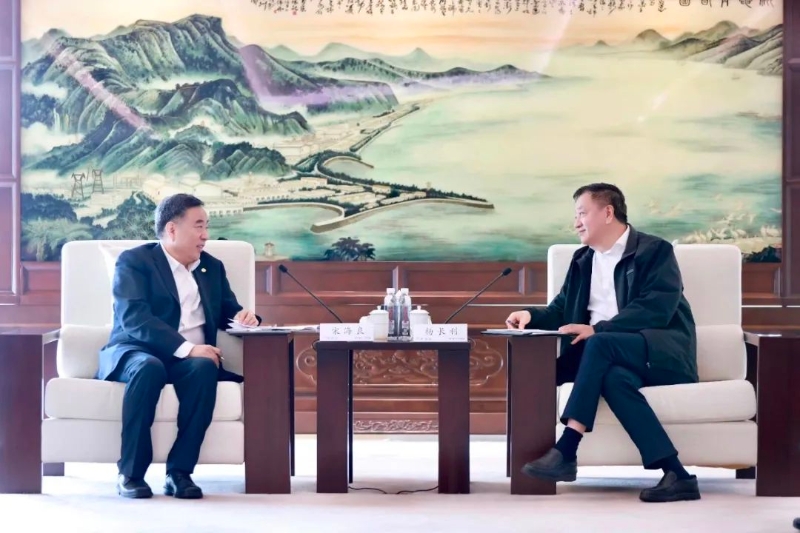 中國(guó)能建黨委書記、董事長(zhǎng)宋海良與中國(guó)廣核集團(tuán)黨委書記、董事長(zhǎng)楊長(zhǎng)利會(huì)談