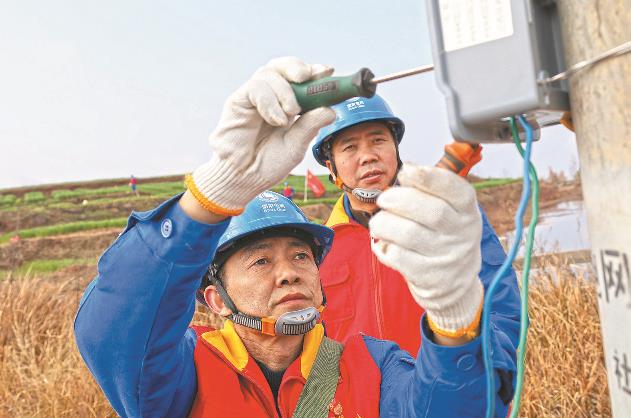 四川通江護航春灌用電,60支服務隊奔走田間