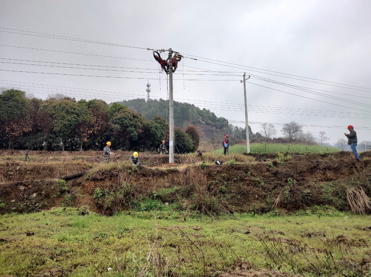 國(guó)網(wǎng)中方縣供電公司:春檢消缺忙 黨員勇?lián)?dāng)