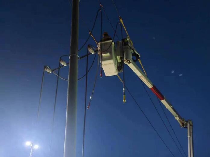 阿拉善供電公司:帶電作業“星夜馳援” 助力春查保供檢修