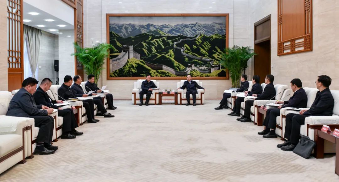 大唐集團(tuán)黨組書記、董事長(zhǎng)鄒磊與青海省海南州委書記呂剛、州長(zhǎng)尕瑪朋措會(huì)談