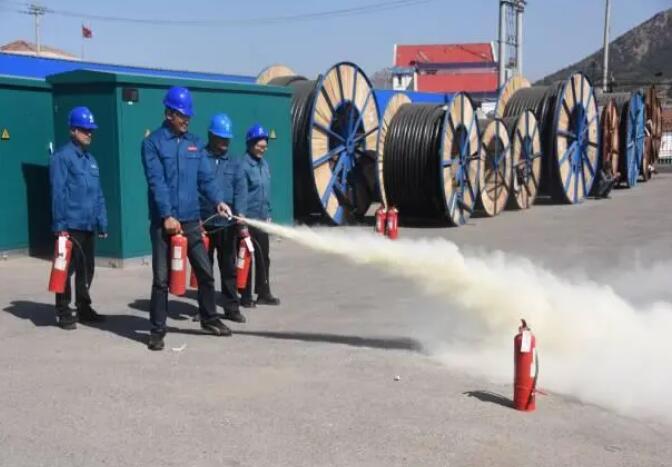 國網棲霞市供電公司黨員帶頭消防演練 筑牢倉儲安全防線