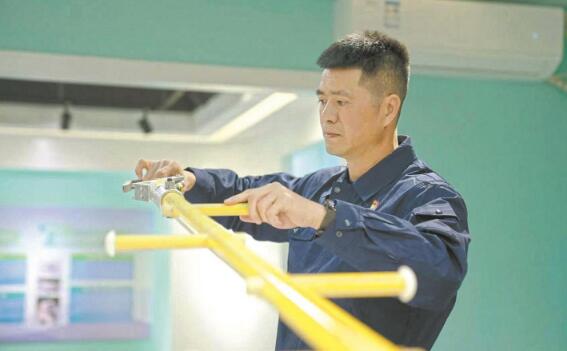 國網工匠蔡江河:練好帶電作業絕活 帶出技術人才隊伍