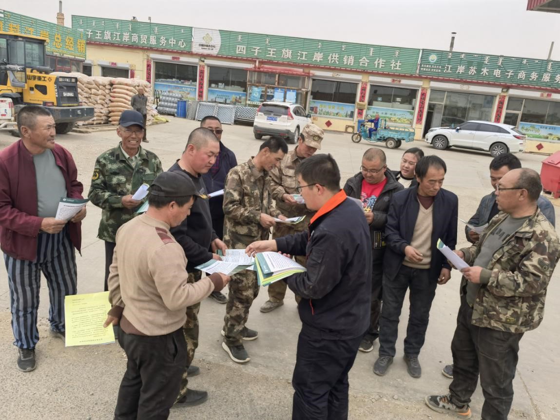 外委護線員為邊遠地區輸電線路安全運行保駕護航