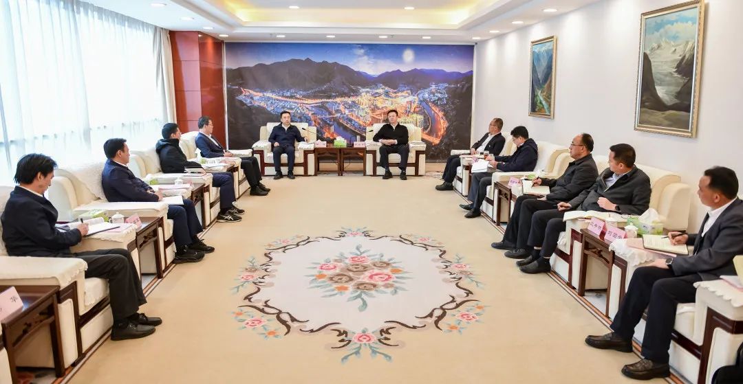 鄒磊與西藏自治區政府副主席、昌都市委書記龔會才，昌都市委副書記、市長羅慶伍會談