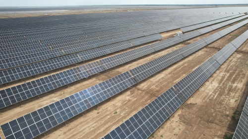 新疆首個光伏+儲能“一體化清潔能源示范項目發出第一度綠電