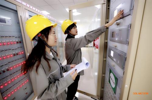 內蒙古明陽包頭石拐200兆瓦光伏集中競配項目并網