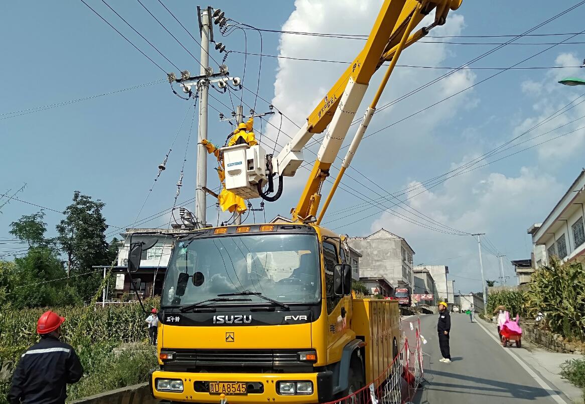 貴州德江供電局帶電消缺 “汗”衛萬家清涼