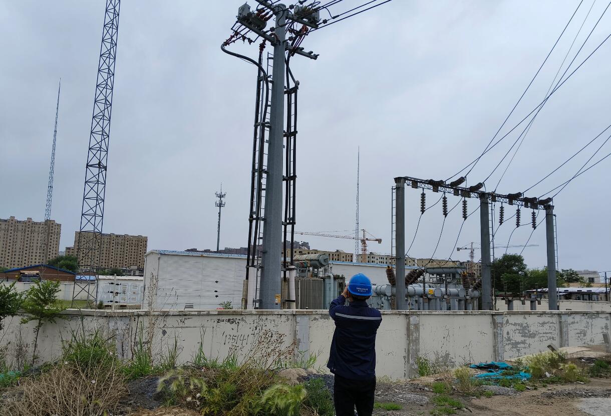 國網大石橋市供電公司汛期特巡 打好保電“攻堅戰”