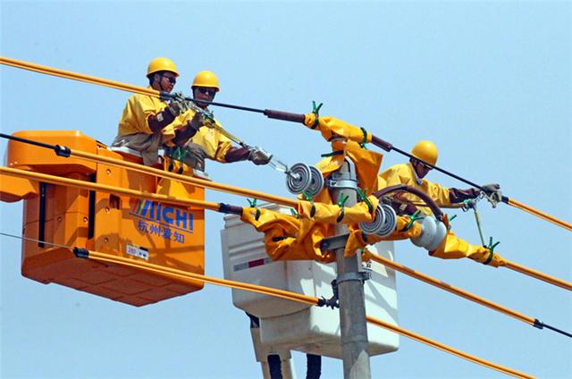 戰高溫堅守一線 保供電奉獻光明