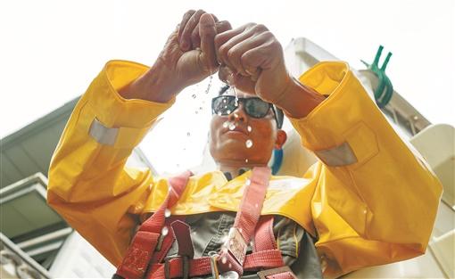 國網長沙供電公司:電力工人身穿厚重絕緣服高空作業