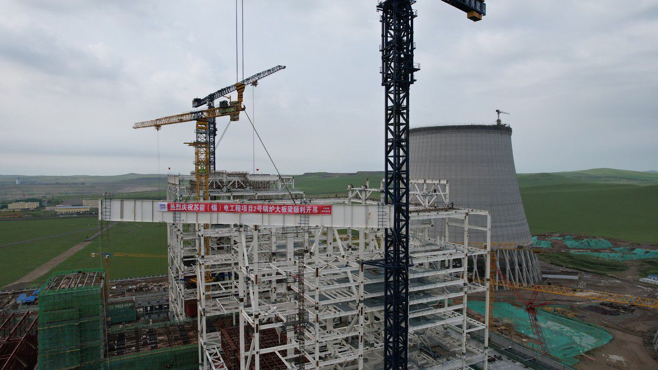 全國首臺百萬千瓦褐煤發電項目2號機組鍋爐大板梁順利開吊