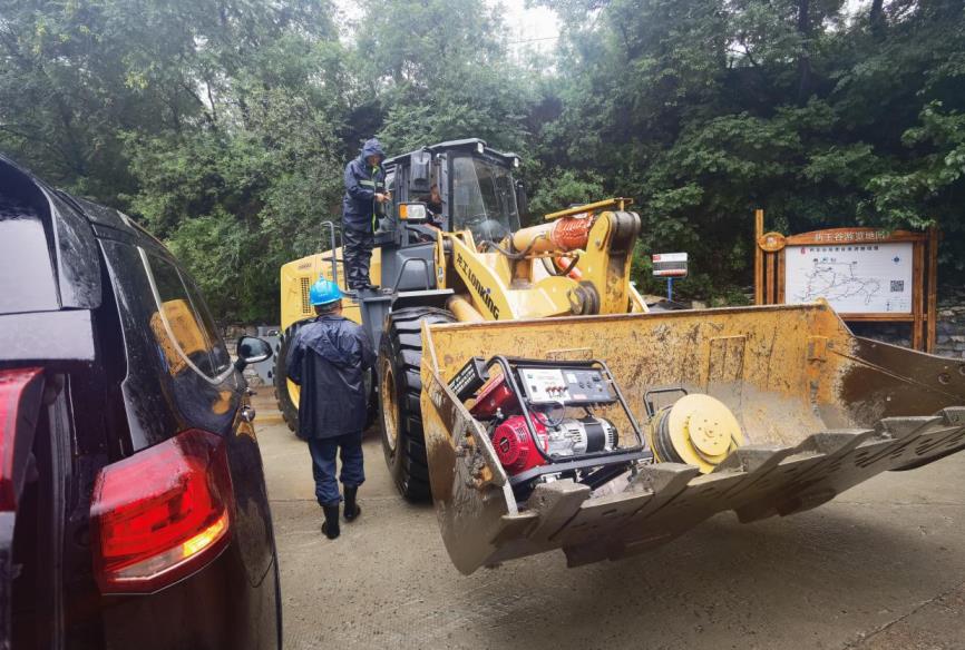 “坐著”鏟車逆流而上 國家電網應急發電機為受災居民送去臨時電源