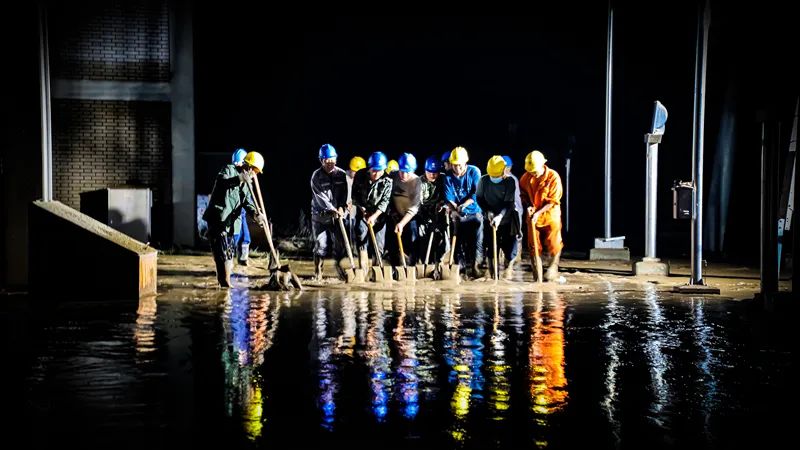 國家電網公司全力奮戰涿州抗洪搶險保電