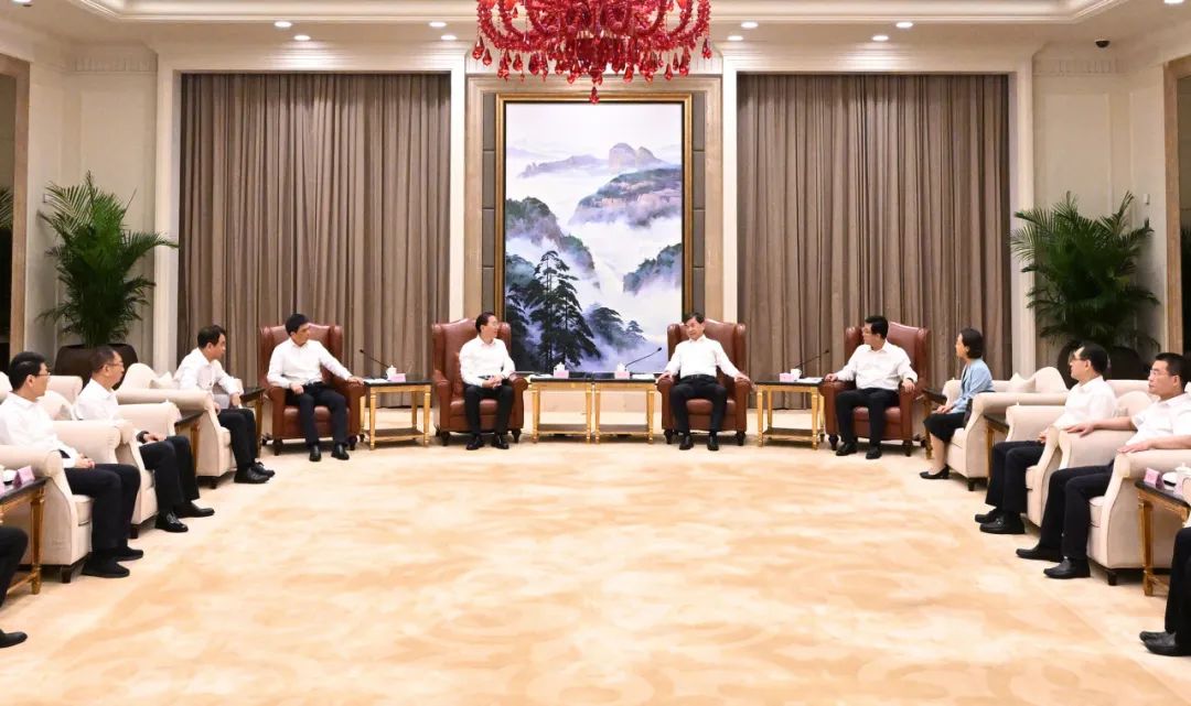 國家電網(wǎng)公司董事長、黨組書辛保安與福建省委書記周祖翼、省長趙龍會談