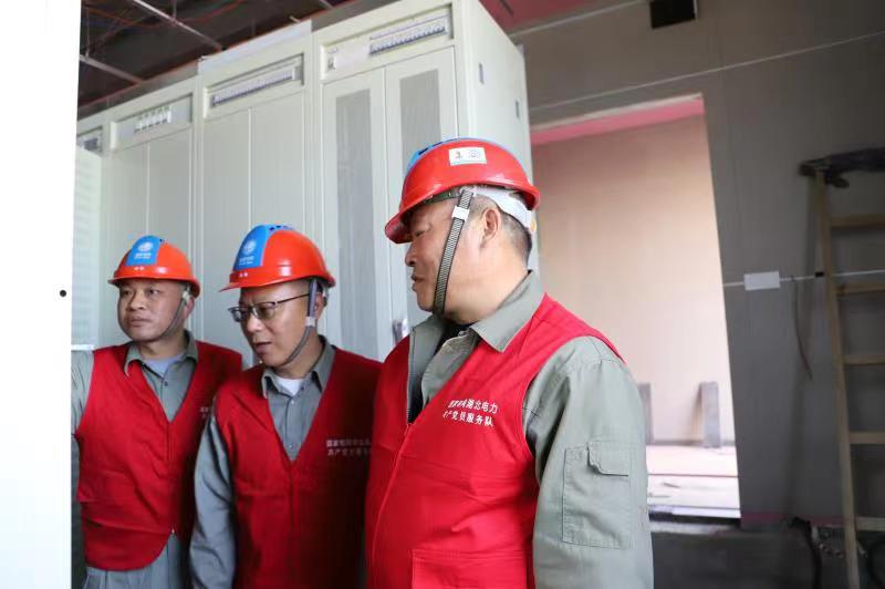 “鄂電紅馬甲”施工一線過“雙節”