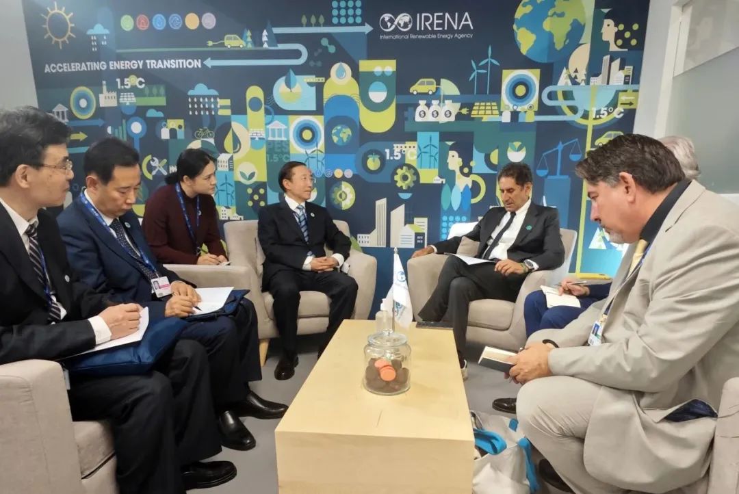 國家電網董事長辛保安與國際可再生能源署總干事卡梅拉、阿布扎比能源局主席阿爾馬拉爾、聯合國可持續發展解決方案網絡主席薩克斯會談