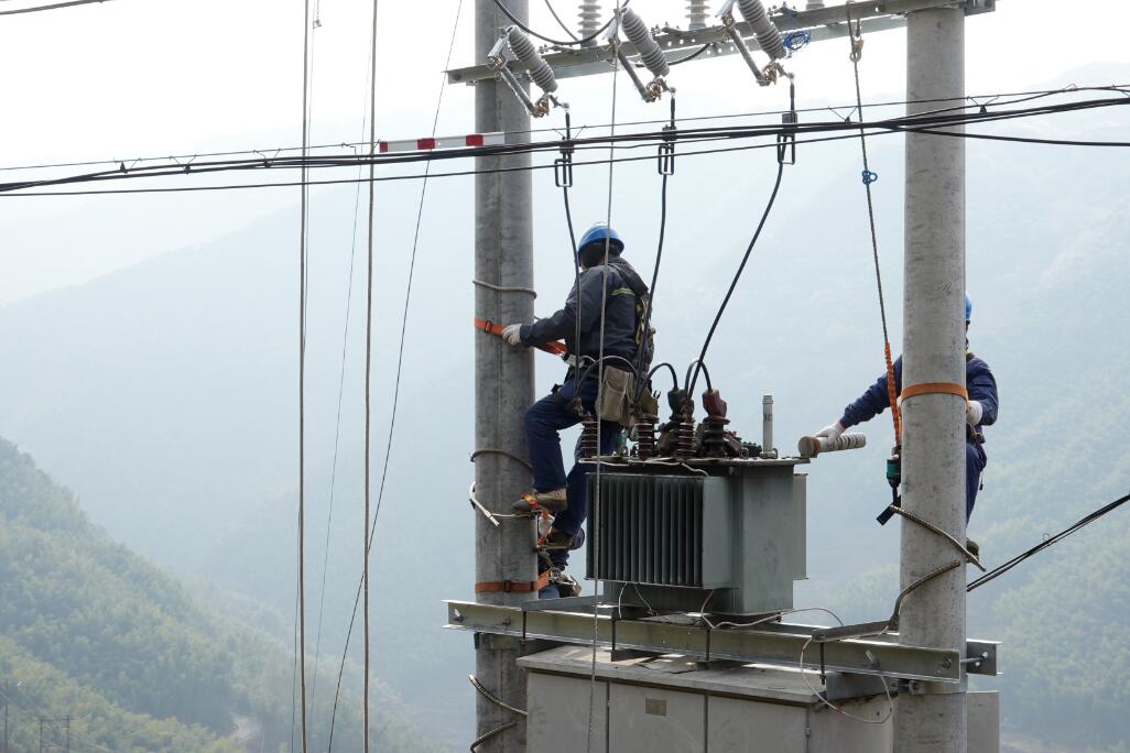 國網余姚市供電公司:不懼寒潮施工忙 公變“搬家”助發展