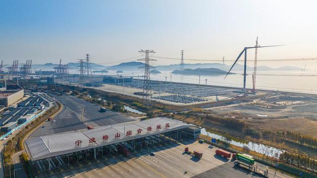 浙江省首個低碳碼頭示范工程首臺風機并網發電