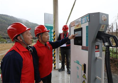 國網壽寧縣供電公司充電樁“體檢”護航群眾春節安全綠色出行