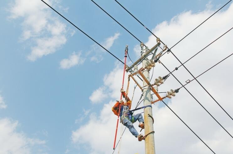 國內首創!電動射槍式絕緣操作桿投入使用