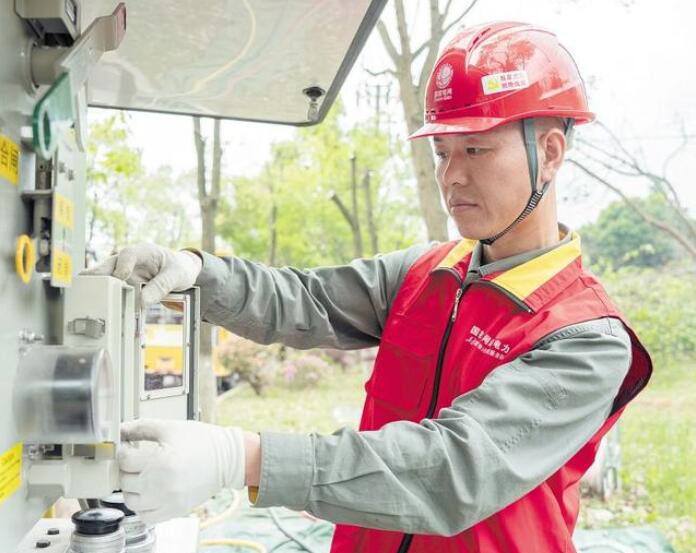 賀彪:星城萬家燈火,“帶電護衛”用心守候