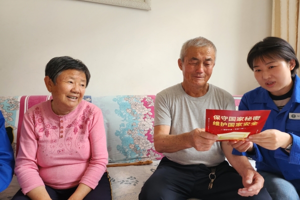 內蒙古電力公司烏海千里山供電公司黨支部、工會、團支部（青工委）開展“蒙電愛心光明行”保密宣傳活動